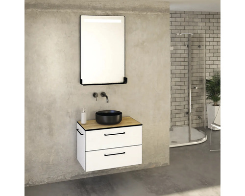 Moderná kúpeľňa s umývadlom, umývadlovou misou a zrkadlom s osvetlením