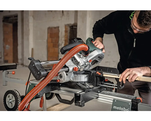 Osoba obsluhuje pokosovú pílu Metabo na pracovnom stole.