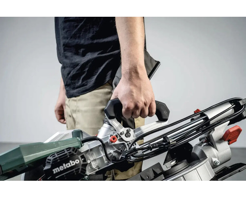Osoba drží pokosovú pílu Metabo.