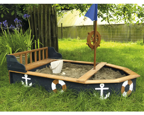 Pieskovisko v tvare lode s kotvou a záchranným kruhom v záhrade