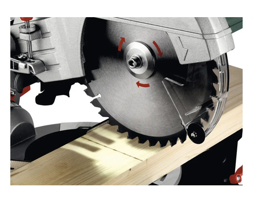 Pokosová píla reže kus dreva