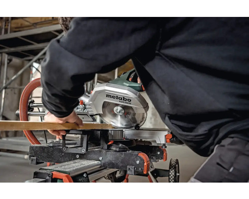 Pokosová píla Metabo KGS 254 M reže drevenú dosku.