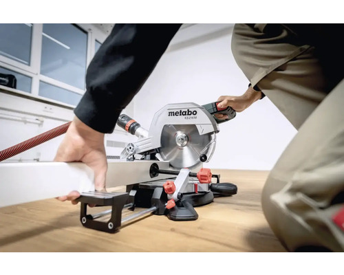 Pokosová píla Metabo KS 216 M pri rezaní obrobku