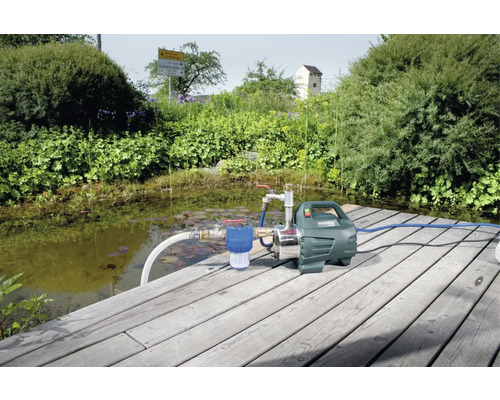 Záhradné čerpadlo Metabo na drevenom móle pri rybníku v záhrade