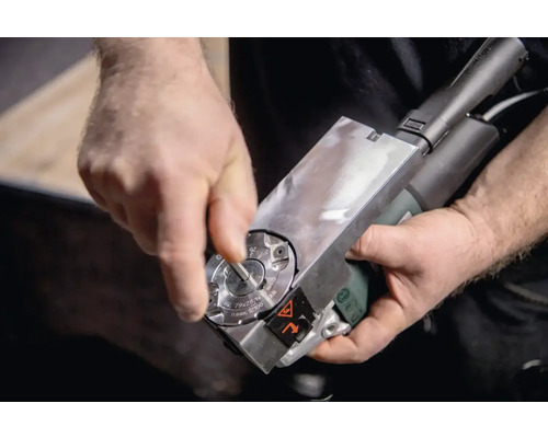 Osoba nastavuje hranovú frézku.