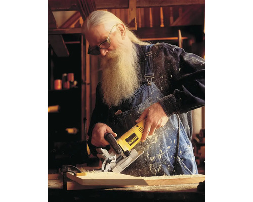 Muž používa lamelovaciu frézku DeWalt na opracovanie drevenej dosky.