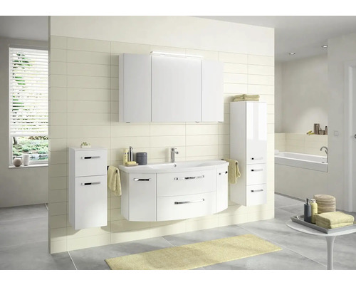 Svetlá kúpeľňa s umývadlovou skrinkou, zrkadlovou skrinkou, bočnou skrinkou a vysokou skrinkou