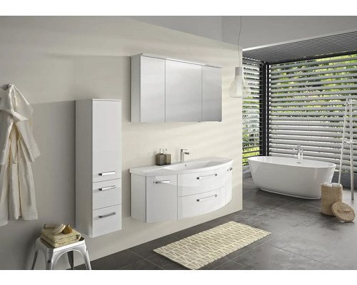 Kúpeľňa s bielym kúpeľňovým nábytkom, skrinkou pod umývadlo, zrkadlovou skrinkou a vysokou skrinkou