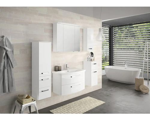 Kúpeľňa s umývadlom, zrkadlovou skrinkou, vysokými skriňami a vaňou