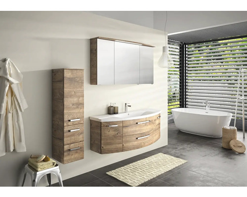 Kúpeľňa s umývadlom, zrkadlovou skriňou, vysokou skriňou a vaňou vo svetlom a priateľskom dizajne