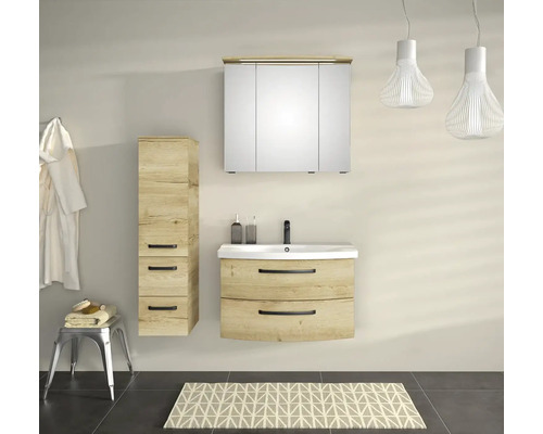 Moderná kúpeľňa s umývadlom, zrkadlovou skrinkou a vysokou skrinkou vo vzhľade dreva