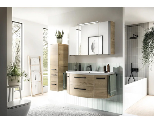 Svetlá kúpeľňa s umývadlom, zrkadlovou skrinkou, vysokou skrinkou a vaňou.