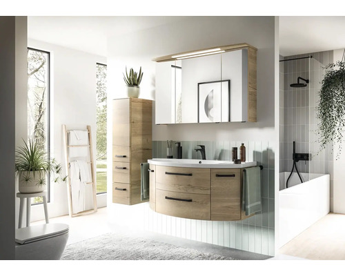 Moderná kúpeľňa s umývadlom, zrkadlovou skriňou, vysokou skriňou a vaňou