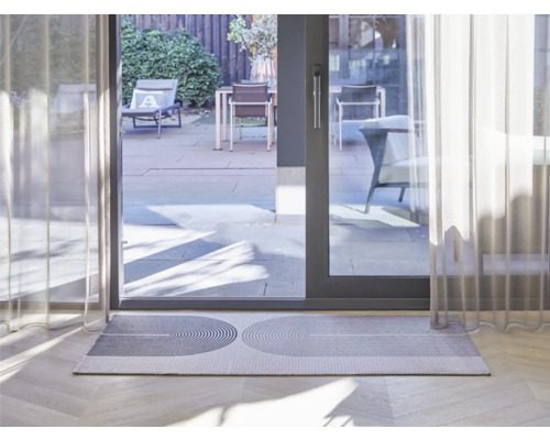 Rohožka s geometrickým vzorom pred terasovými dverami