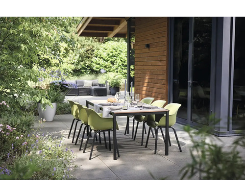 Prestretý záhradný stôl so stoličkami na terase