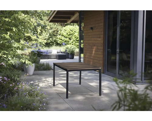 Štvorcový záhradný stôl s drevenou doskou a kovovým rámom vo vonkajšom prostredí