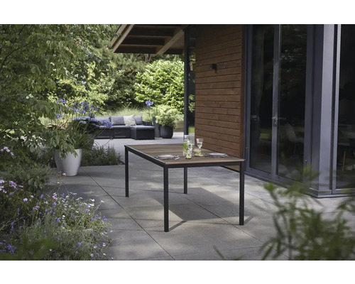 Záhradná scéna s jedálenským stolom, riadom a rastlinami