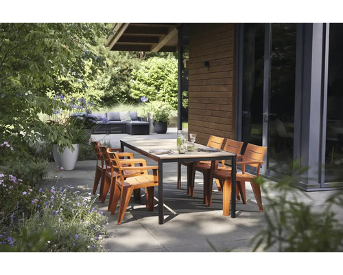 Záhradná scéna s jedálenským stolom a stoličkami na terase