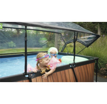 Nadzemný bazén so strechou a hrajúcimi sa deťmi v záhrade