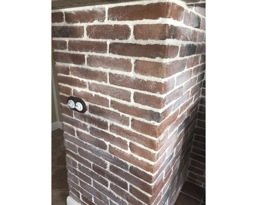 Detail rohu z tehál so zásuvkou