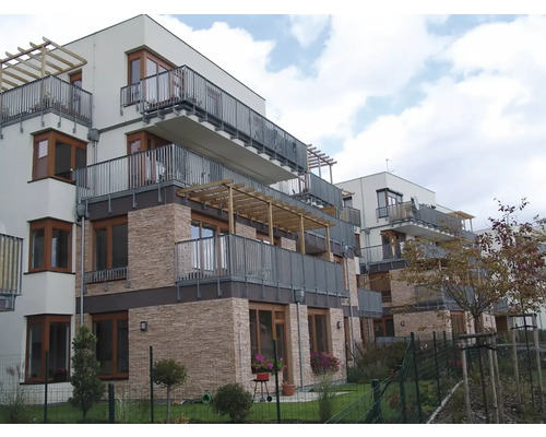 Bytový dom s balkónmi a tehlovým obkladom