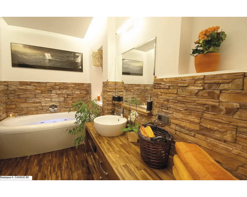 Kúpeľňa s vaňou, umývadlom, zrkadlom a kamennou stenou