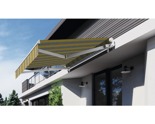 Vysunutá kĺbová markíza s pruhovanou markízou na dome