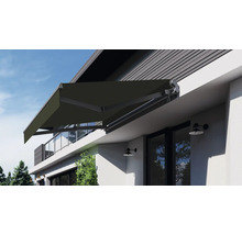 Fasáda domu s vysunutou kĺbovou markízou na tienenie