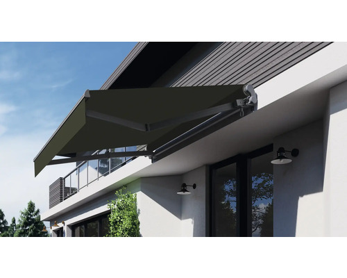 Fasáda domu s vysunutou kĺbovou markízou na tienenie