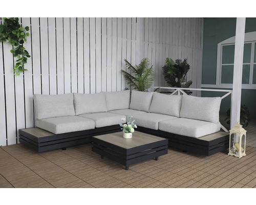 Záhradná sedacia súprava s rohovou pohovkou, stolom a vankúšmi na terase