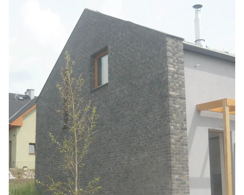 Vonkajší pohľad na dom s fasádou z tehlových blokov