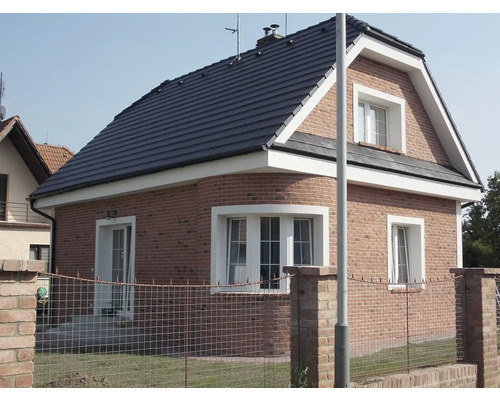 Rodinný dom s tehlovou fasádou, strechou a plotom