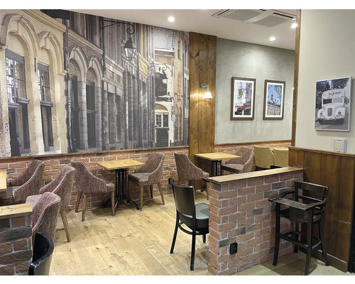 Interiér so stolmi, stoličkami a nástennými dekoráciami