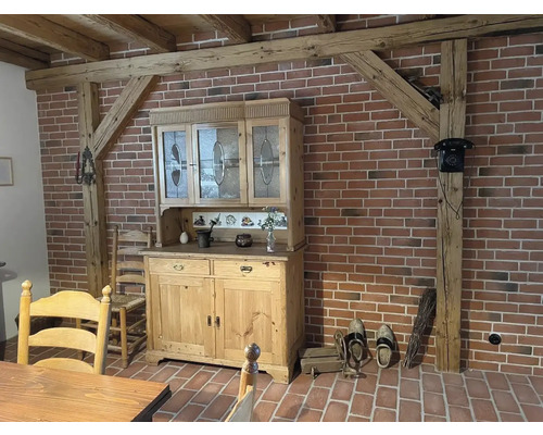 Rustikálny interiér s bufetom, drevenými trámami a tehlovou stenou