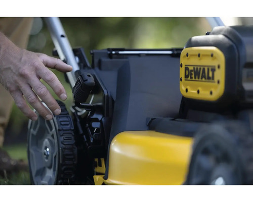 Detailný pohľad na žltú kosačku na trávu značky DeWalt s ovládacími prvkami