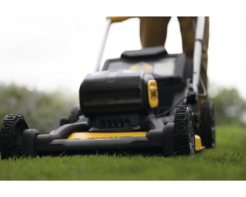 Záhradný traktor na trávniku