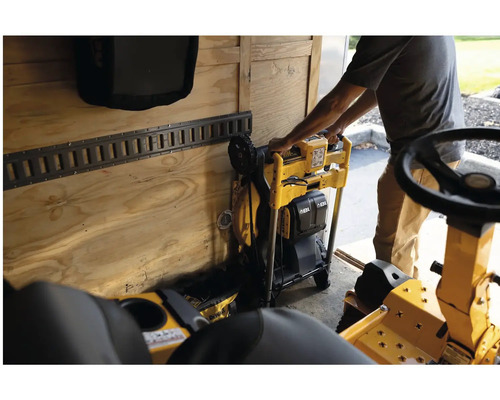 Akumulátorová pokosová píla DeWalt, zložená na prepravu.