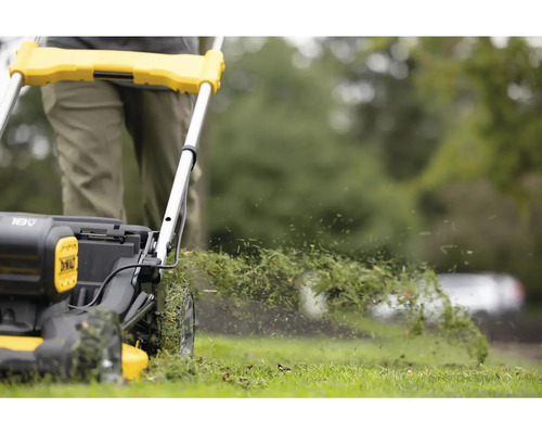 Kosačka na trávu pri kosení trávy na záhrade