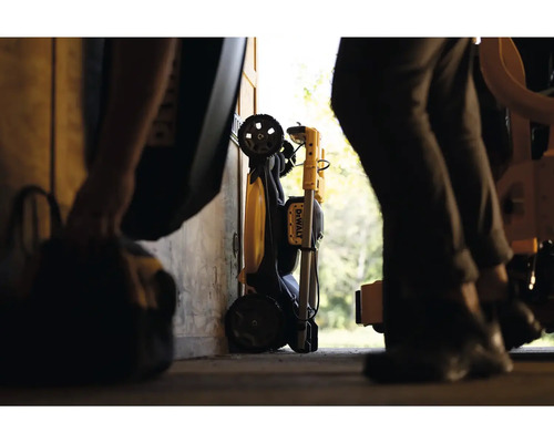 Logo DeWalt na zloženom pracovnom svetle so statívom