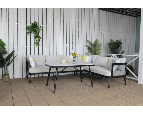 Záhradná súprava s stolom a pohovkami na terase.