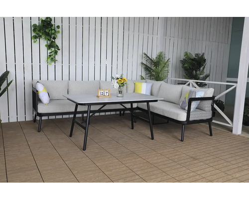 Záhradná sedacia súprava s pohovkou, stolom a dekoráciou na terase