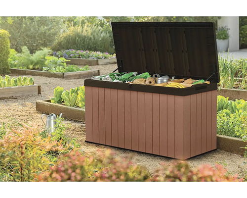 Otvorený záhradný box na uloženie záhradného náradia v záhrade