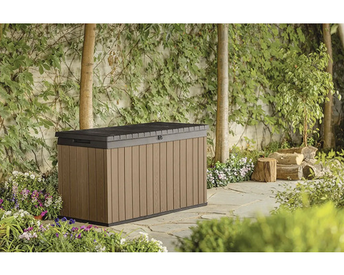 Záhradná scéna s hnedým úložným boxom