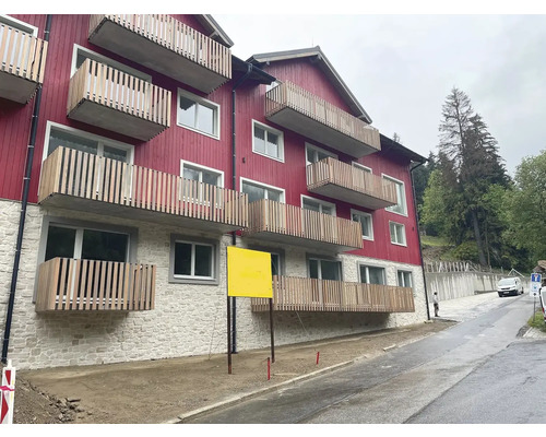 Viacposchodová budova s balkónmi a fasádou v exteriéri