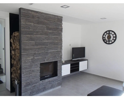 Obývacia izba s krbom, televíznym nábytkom a skladom dreva