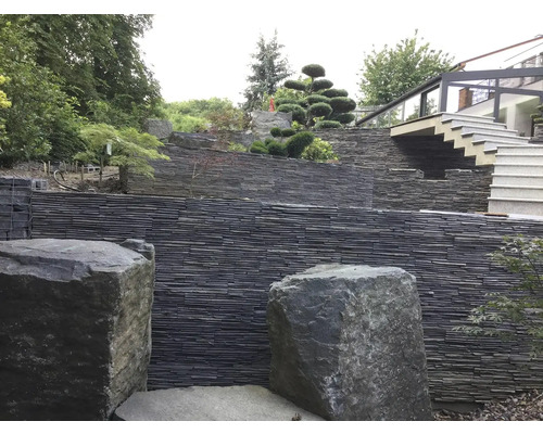 Záhradná krajina so suchým múrom, kamenným schodiskom a okrasnými skalami