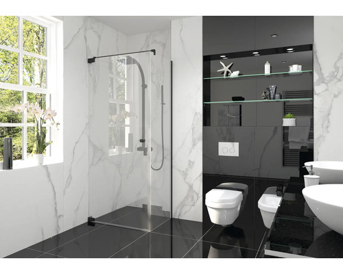 Svetlá kúpeľňa so sprchou, umývadlom a toaletou