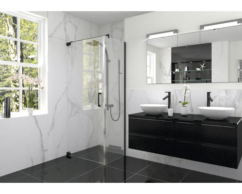 Svetlá kúpeľňa so sprchou, dvojitým umývadlom a zrkadlom