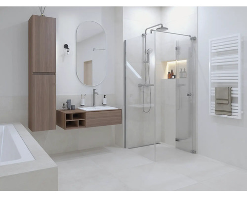 Svetlá kúpeľňa so sprchou, umývadlom, zrkadlom a radiátorom