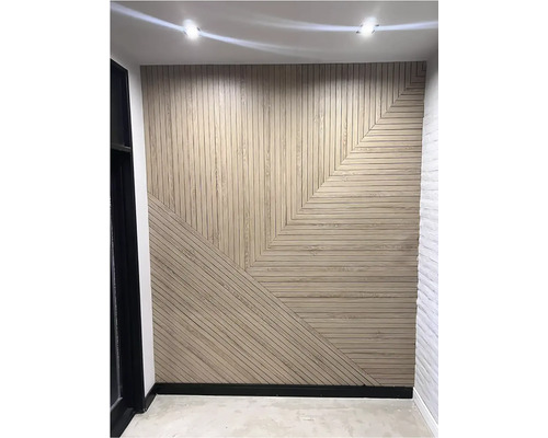 Nástenná dekorácia s drevenými panelmi v geometrickom vzore